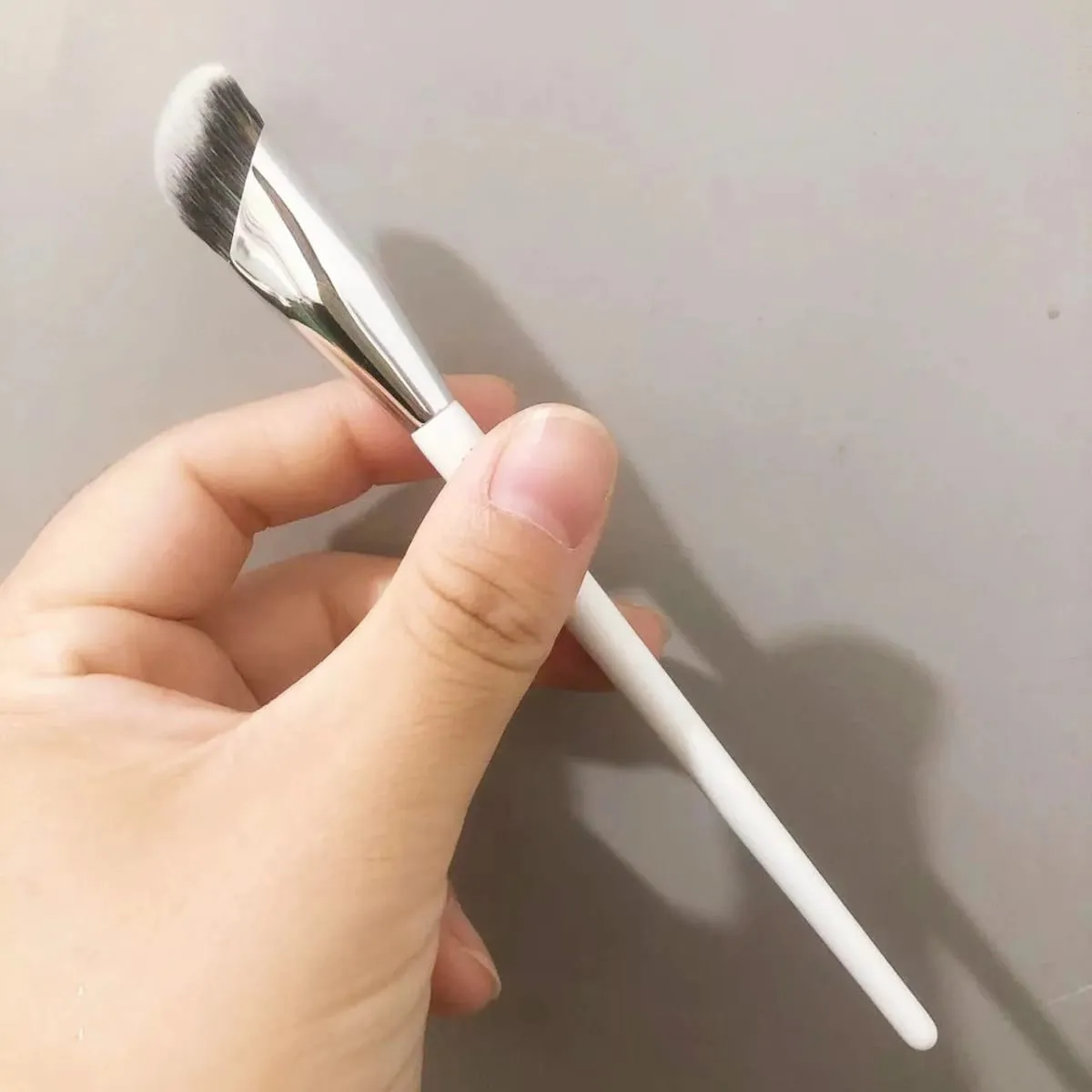 1pc branco 811 pincéis de maquiagem corretor ângulo base líquida fundação compõem escova detalhe rosto corretivo essencial ferramenta beleza