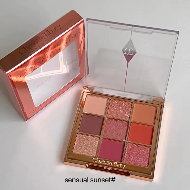Charlotte Tilbury Hollywood Flawless Liquid Highlighter hidrata a pele Paleta luxuosa com acabamentos metálicos brilhantes e acetinados